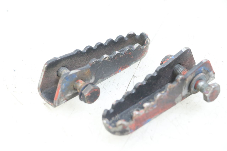 photo de PAR DE APOIOS DE PÉ TRASEIROS DERBI SENDA SM X-TREME 50 (2006 - 2010) - Outro ângulo de visão
