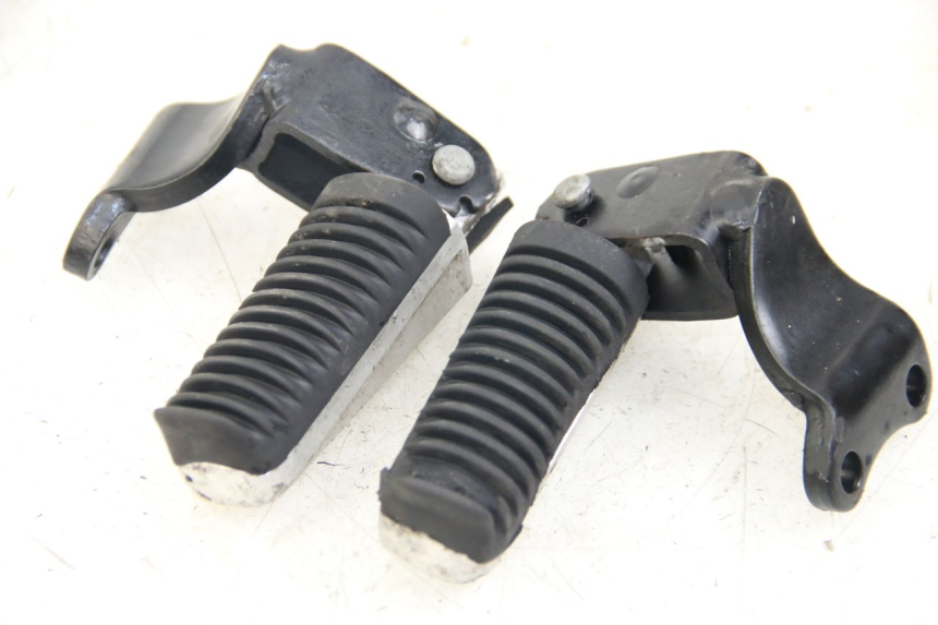 photo de PAR DE APOIOS DE PÉ TRASEIROS MBK SKYCRUISER 125 (2006 - 2009) - Detalhe da peça