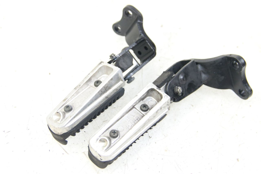 photo de PAR DE APOIOS DE PÉ TRASEIROS MBK SKYCRUISER 125 (2006 - 2009) - Outro ângulo de visão
