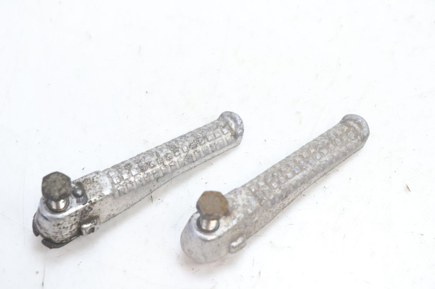 photo de PAR DE APOIOS DE PÉ TRASEIROS PEUGEOT SPEEDFIGHT LC 50 (1996 - 2002) - Detalhe da peça
