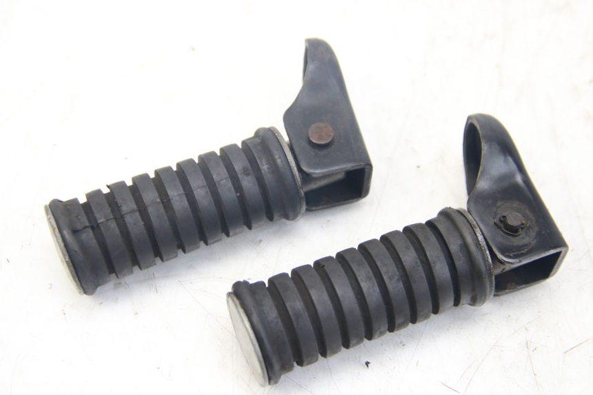 photo de PAR DE APOIOS DE PÉ TRASEIROS YAMAHA SR 125 (1982 - 2003) - Zoom do estado de desgaste