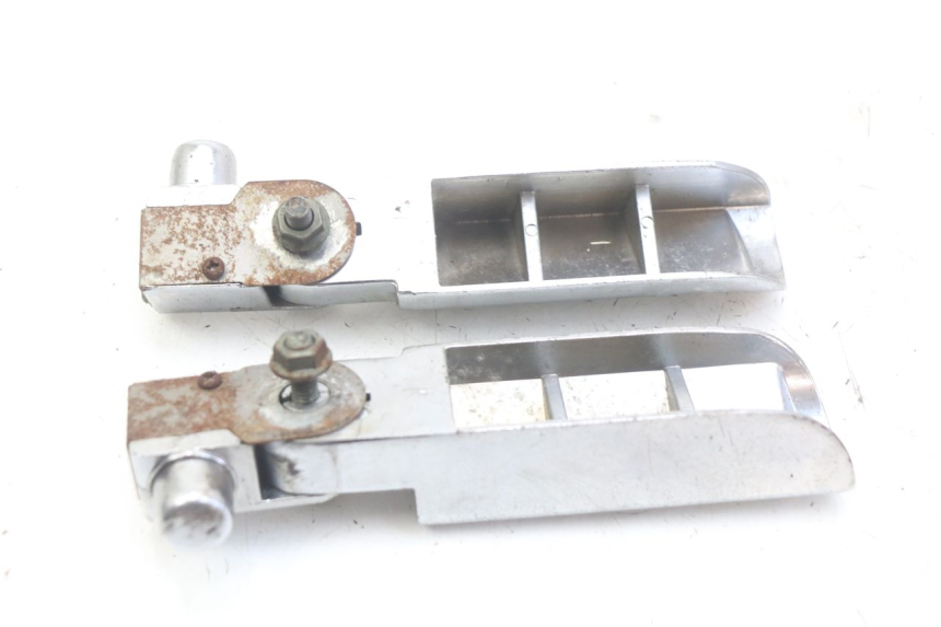 photo de PAR DE APOIOS DE PÉ TRASEIROS RAZZO STEED 125 (2012 - 2018) - Detalhe da peça