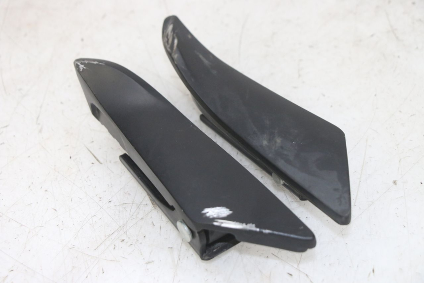 photo de PAR DE APOIOS DE PÉ TRASEIROS APRILIA SXR 50 (2021 - 2023) - Outro ângulo de visão