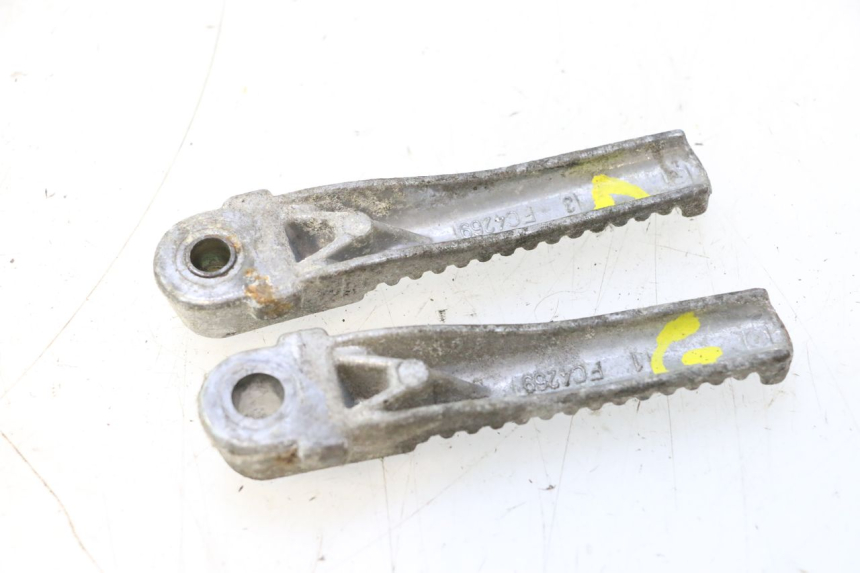 photo de PAR DE APOIOS DE PÉ TRASEIROS PEUGEOT TREKKER 50 (1995 - 2004) - Detalhe da peça