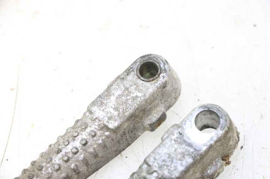 photo de PAR DE APOIOS DE PÉ TRASEIROS PEUGEOT TREKKER 50 (1995 - 2004) - Zoom do estado de desgaste