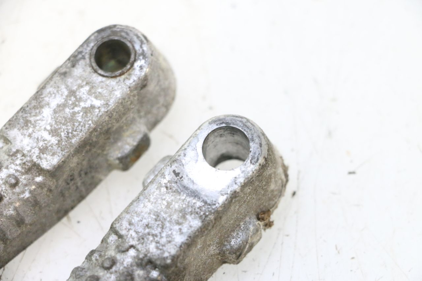 photo de PAR DE APOIOS DE PÉ TRASEIROS PEUGEOT TREKKER 50 (1995 - 2004) - Outro ângulo de visão