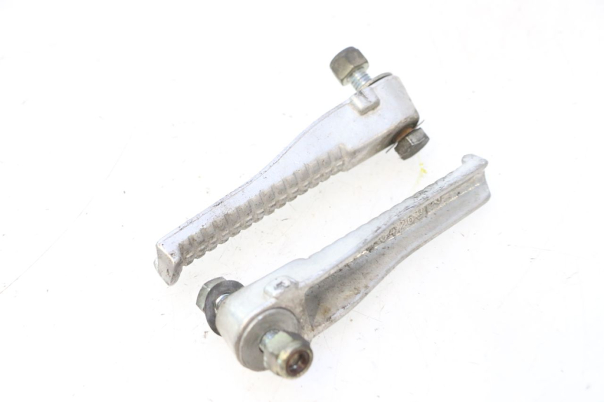 photo de PAR DE APOIOS DE PÉ TRASEIROS PEUGEOT TREKKER 50 (1995 - 2004) - Zoom do estado de desgaste