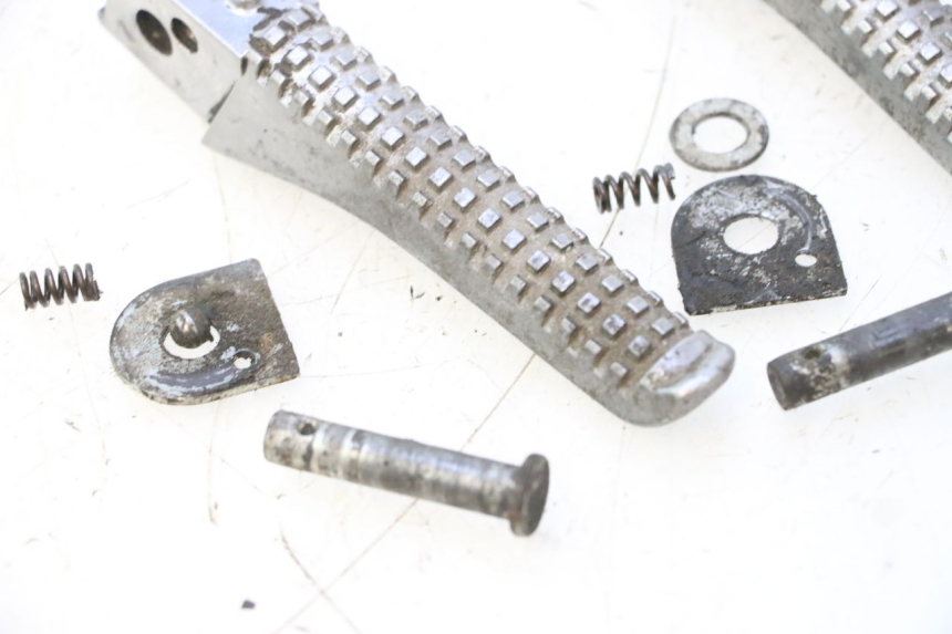 photo de PAR DE APOIOS DE PÉ TRASEIROS PIAGGIO TYPHOON 50 (2000 - 2009) - Pontos de fixação