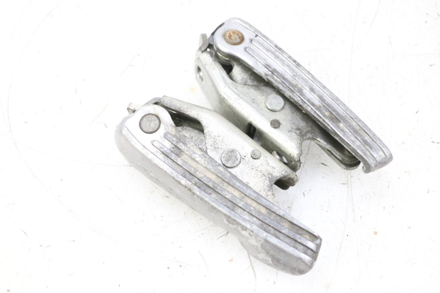 photo de PAR DE APOIOS DE PÉ TRASEIROS PIAGGIO VESPA GTS SUPER IE 125 (2009 - 2016) - Zoom do estado de desgaste