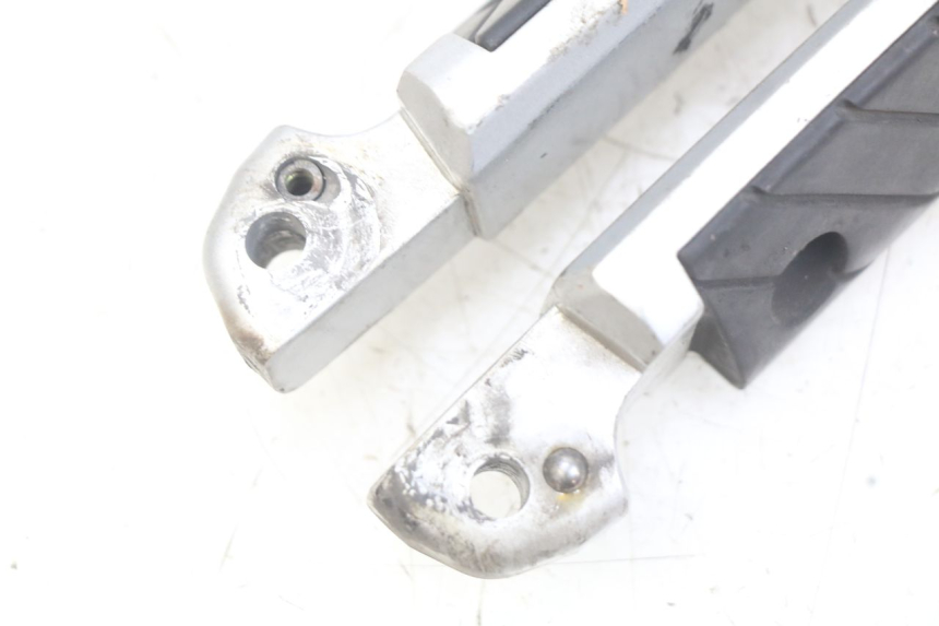 photo de PAR DE APOIOS DE PÉ TRASEIROS YAMAHA X-CITY XCITY 125 (2007 - 2013) - Zoom do estado de desgaste