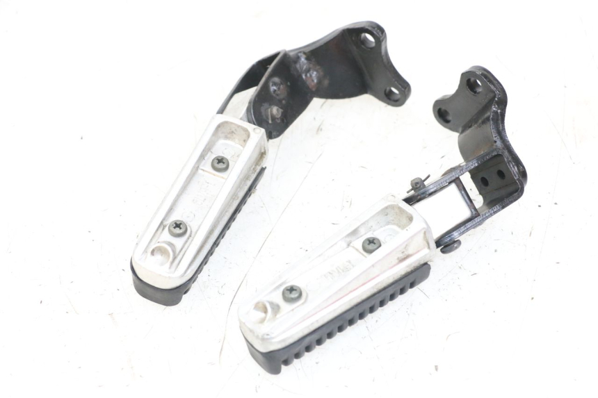 photo de PAR DE APOIOS DE PÉ TRASEIROS YAMAHA X-MAX XMAX 250 (2006 - 2009) - Zoom do estado de desgaste