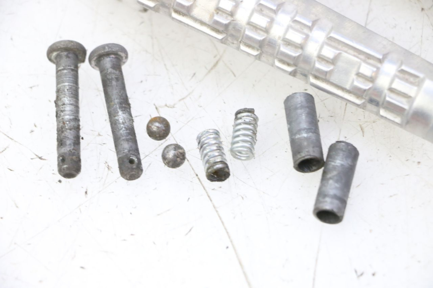 photo de PAR DE APOIOS DE PÉ TRASEIROS YAMAHA X-MAX XMAX 125 (2010 - 2013) - Pontos de fixação