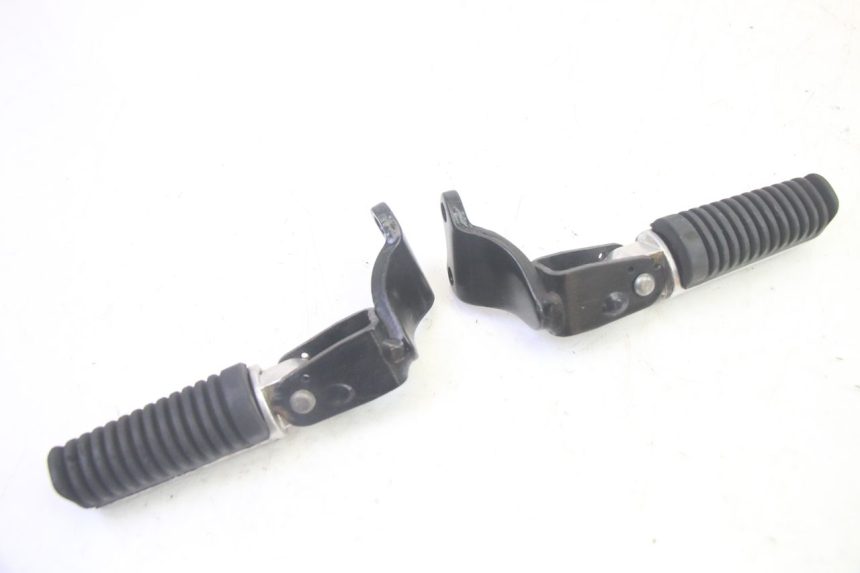 photo de PAR DE APOIOS DE PÉ TRASEIROS YAMAHA XMAX X-MAX 125 (2006 - 2009) - Detalhe da peça