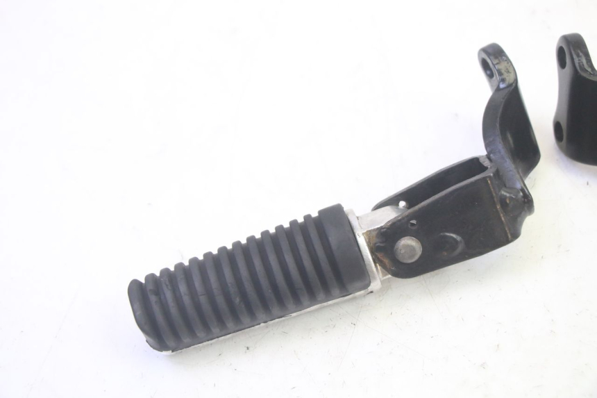 photo de PAR DE APOIOS DE PÉ TRASEIROS YAMAHA XMAX X-MAX 125 (2006 - 2009) - Zoom do estado de desgaste