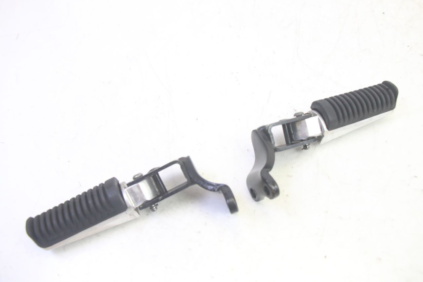 photo de PAR DE APOIOS DE PÉ TRASEIROS YAMAHA XMAX X-MAX 125 (2006 - 2009) - Ampliação técnica