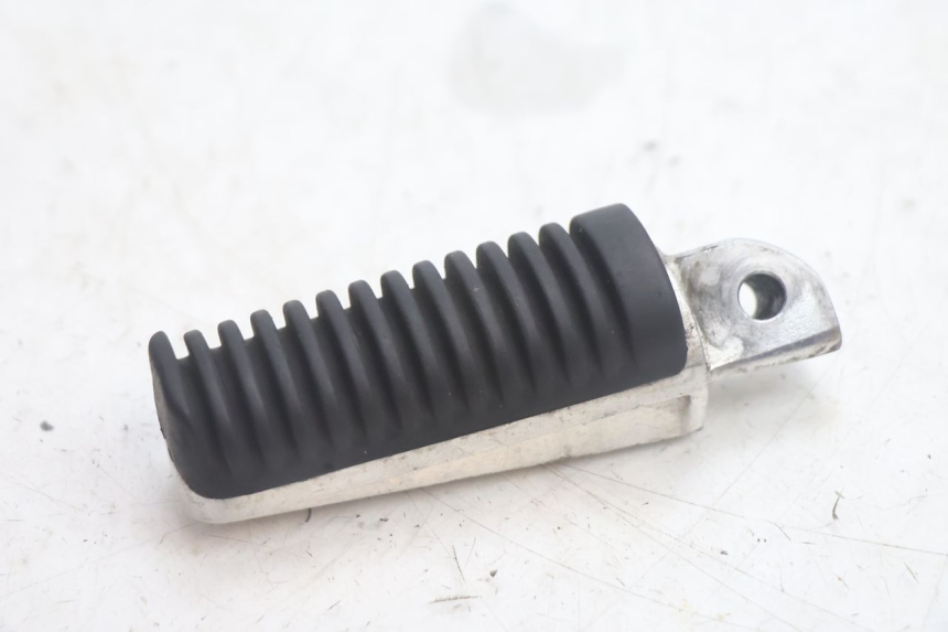 photo de PAR DE APOIOS DE PÉ TRASEIROS YAMAHA XMAX X-MAX 125 (2006 - 2009) - Zoom do estado de desgaste