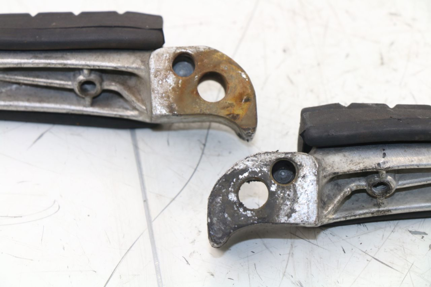 photo de PAR DE APOIOS DE PÉ TRASEIROS YAMAHA XJS DIVERSION 600 (1997 - 1999) - Detalhe da peça
