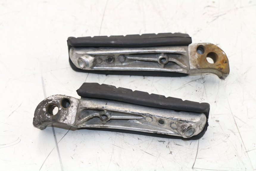 photo de PAR DE APOIOS DE PÉ TRASEIROS YAMAHA XJS DIVERSION 600 (1997 - 1999) - Zoom do estado de desgaste