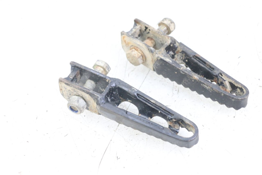 photo de PAR DE APOIOS DE PÉ TRASEIROS PEUGEOT XP6 50 (1997 - 2003) - Zoom do estado de desgaste