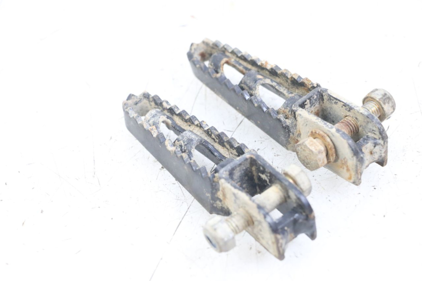 photo de PAR DE APOIOS DE PÉ TRASEIROS PEUGEOT XP6 50 (1997 - 2003) - Outro ângulo de visão
