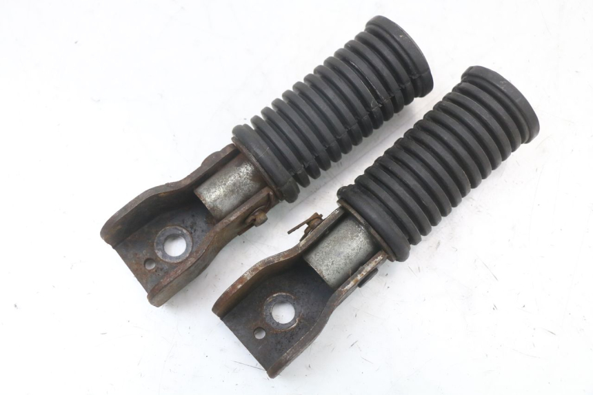 photo de PAR DE APOIOS DE PÉ TRASEIROS SYM XS 125 (2007 - 2016) - Ampliação técnica