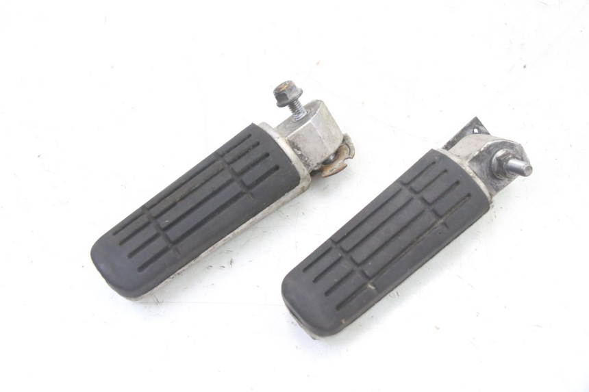 photo de PAR DE APOIOS DE PÉ TRASEIROS YAMAHA FZ6 FAZER S2 600 (2007 - 2011) - Detalhe da peça