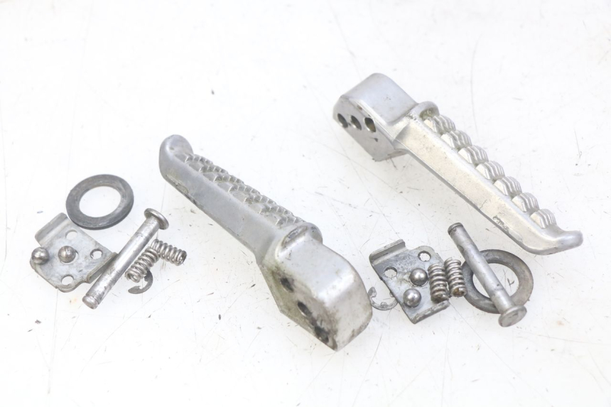 photo de PAR DE APOIOS DE PÉ TRASEIROS KAWASAKI Z 750 (2007 - 2013) - Detalhe da peça