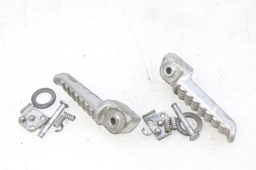photo de PAR DE APOIOS DE PÉ TRASEIROS KAWASAKI Z 750 (2007 - 2013) - Zoom do estado de desgaste