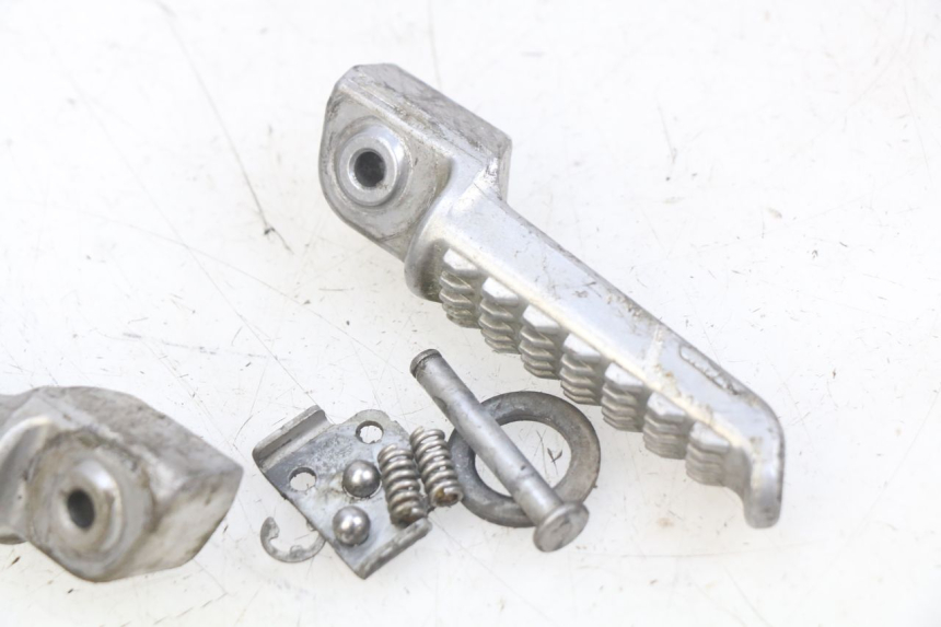 photo de PAR DE APOIOS DE PÉ TRASEIROS KAWASAKI Z 750 (2007 - 2013) - Outro ângulo de visão