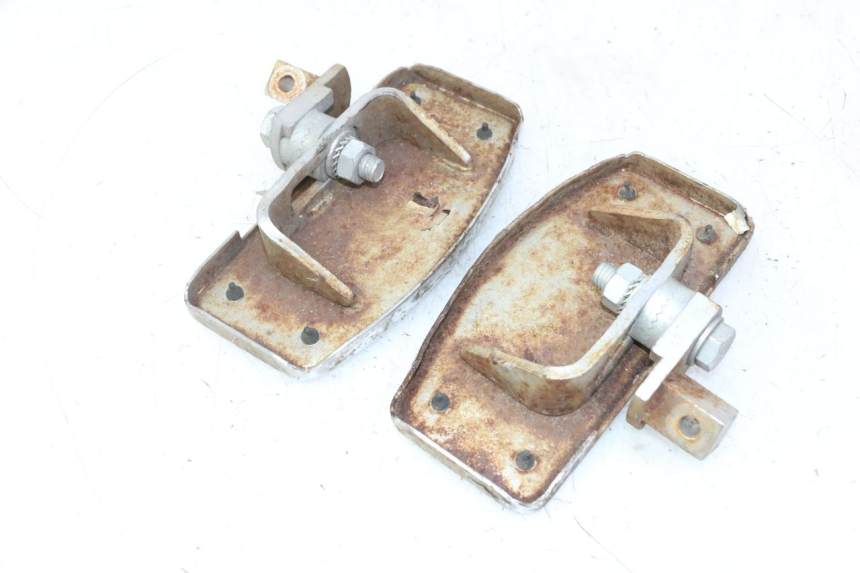 photo de PAR DE APOIO PARA OS PÉS DIANTEIRO HYOSUNG GV AQUILA 125 (2000 - 2009) - Pontos de fixação