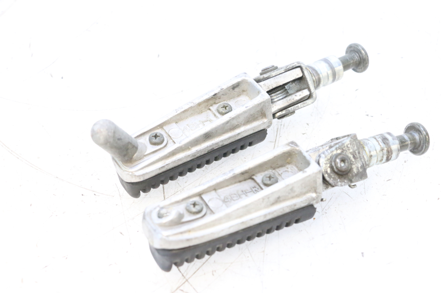 photo de PAR DE APOIO PARA OS PÉS DIANTEIRO YAMAHA FZS FAZER 600 (1998 - 2001) - Zoom do estado de desgaste