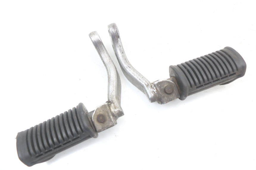 photo de PAR DE APOIOS DE PÉ DIANTEIROS SUZUKI GN 125 (1997 - 2000) - Vista principal