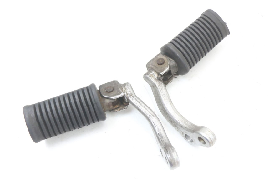 photo de PAR DE APOIOS DE PÉ DIANTEIROS SUZUKI GN 125 (1997 - 2000) - Detalhe da peça