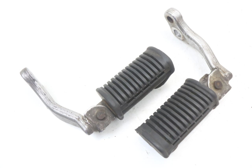 photo de PAR DE APOIOS DE PÉ DIANTEIROS SUZUKI GN 125 (1997 - 2000) - Zoom do estado de desgaste