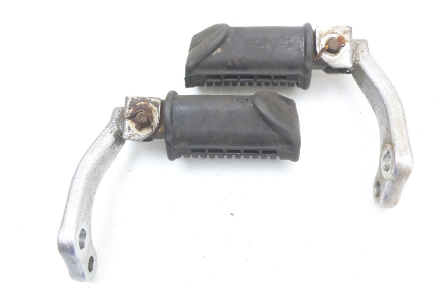 photo de PAR DE APOIOS DE PÉ DIANTEIROS SUZUKI GN 125 (1997 - 2000) - Outro ângulo de visão