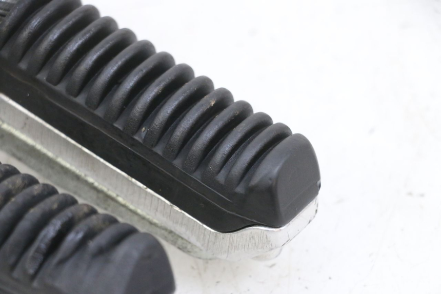 photo de PAR DE APOIO PARA OS PÉS DIANTEIROS SUZUKI GSF N BANDIT 600 (1996 - 1999) - Pontos de fixação