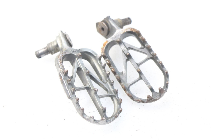 photo de PAR DE APOIO PARA OS PÉS DIANTEIRO SUZUKI RMZ RM-Z 450 (2008 - 2011) - Detalhe da peça