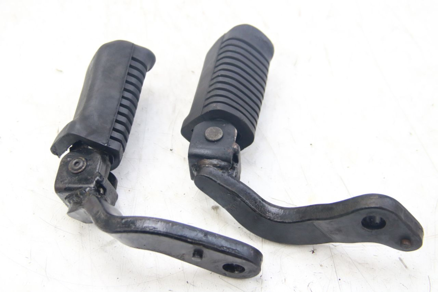photo de PAR DE APOIO PARA OS PÉS DIANTEIRO YAMAHA SR 125 (1982 - 2003) - Detalhe da peça