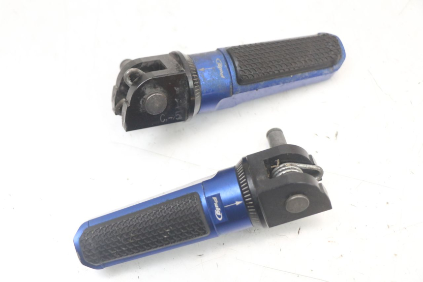 photo de PAR DE APOIO PARA OS PÉS DIANTEIRO SUZUKI GSR 750 (2011 - 2017) - Detalhe da peça