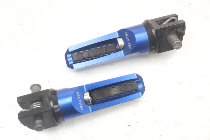 photo de PAR DE APOIO PARA OS PÉS DIANTEIRO SUZUKI GSR 750 (2011 - 2017) - Ampliação técnica