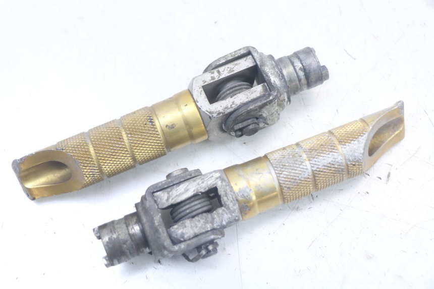 photo de PAR DE APOIOS DE PÉ DIANTEIROS SUZUKI SV N 650 (1999 - 2002) - Ampliação técnica