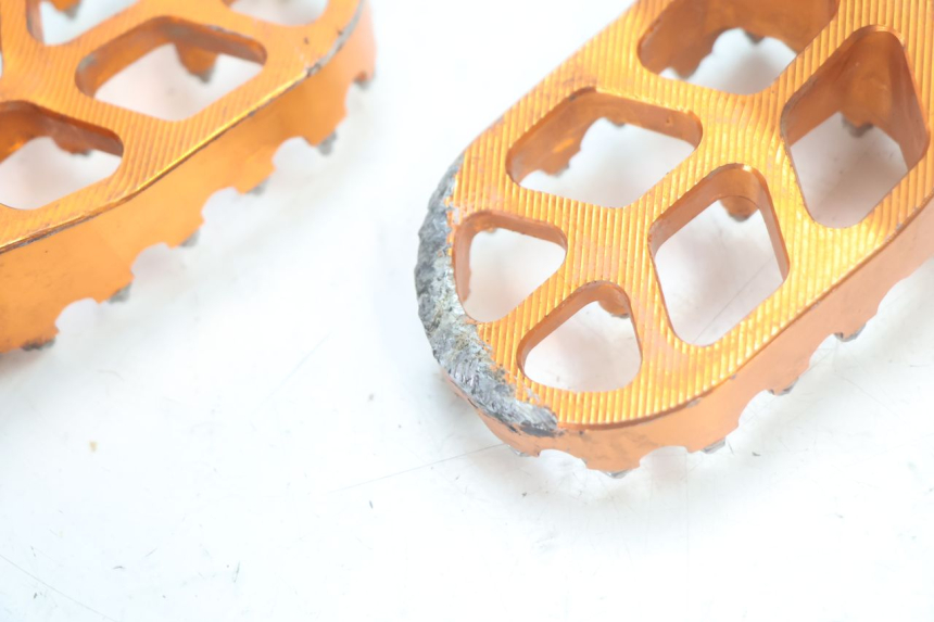photo de PAR DE DESCANSAPIÉS DELANTEROS KTM SX 85 (2018 - 2024) - Pontos de fixação