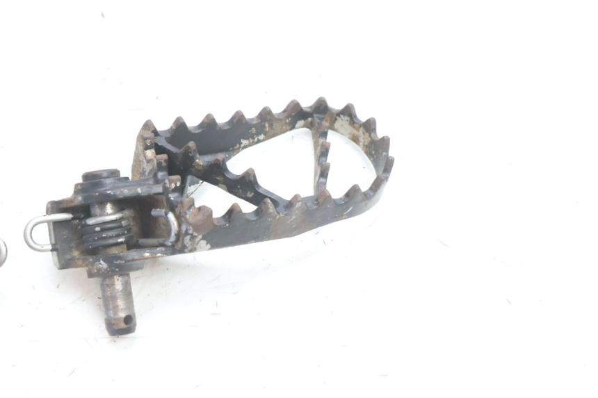 photo de PAR DE DESCANSAPIÉS DELANTEROS HUSABERG TE 250 (2011 - 2014) - Zoom do estado de desgaste