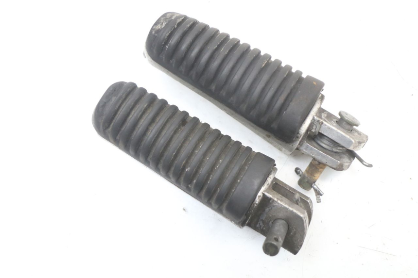 photo de PAR DE APOIO PARA OS PÉS DIANTEIRO YAMAHA XJS DIVERSION 600 (1997 - 1999) - Detalhe da peça