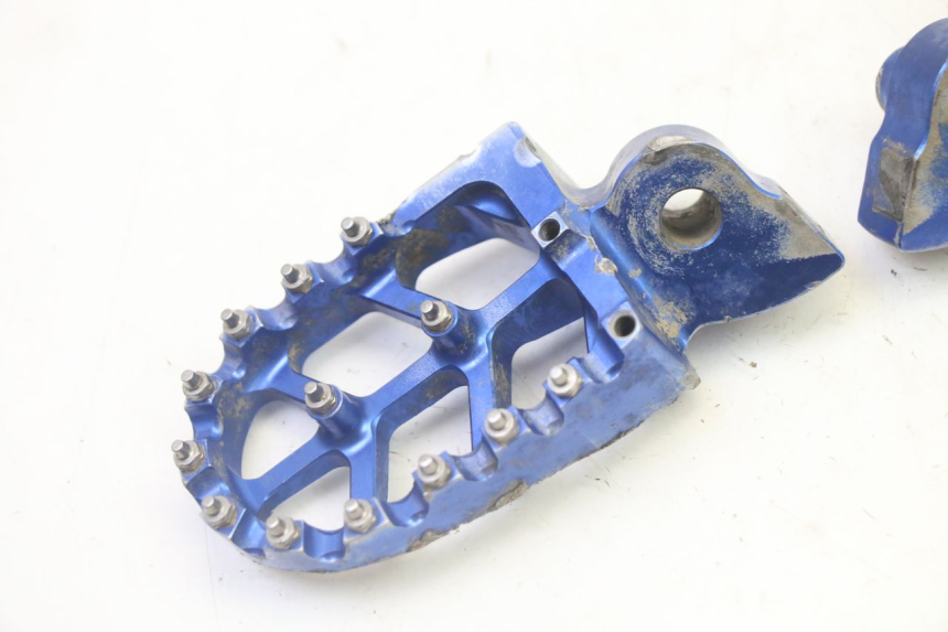 photo de PAR DE APOIO PARA OS PÉS DIANTEIRO YAMAHA YZ-F YZF 250 (2014 - 2018) - Detalhe da peça