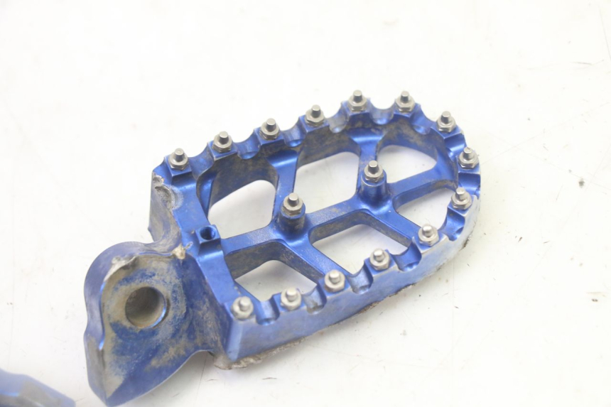 photo de PAR DE APOIO PARA OS PÉS DIANTEIRO YAMAHA YZ-F YZF 250 (2014 - 2018) - Zoom do estado de desgaste