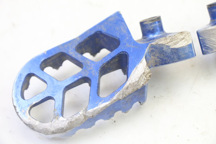photo de PAR DE APOIO PARA OS PÉS DIANTEIRO YAMAHA YZ-F YZF 250 (2014 - 2018) - Peça verificada