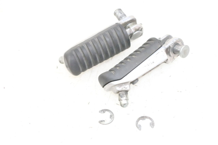 photo de PAR DE APOIO PARA OS PÉS DIANTEIRO KAWASAKI ZR 7 750 (1999 - 2004) - Detalhe da peça