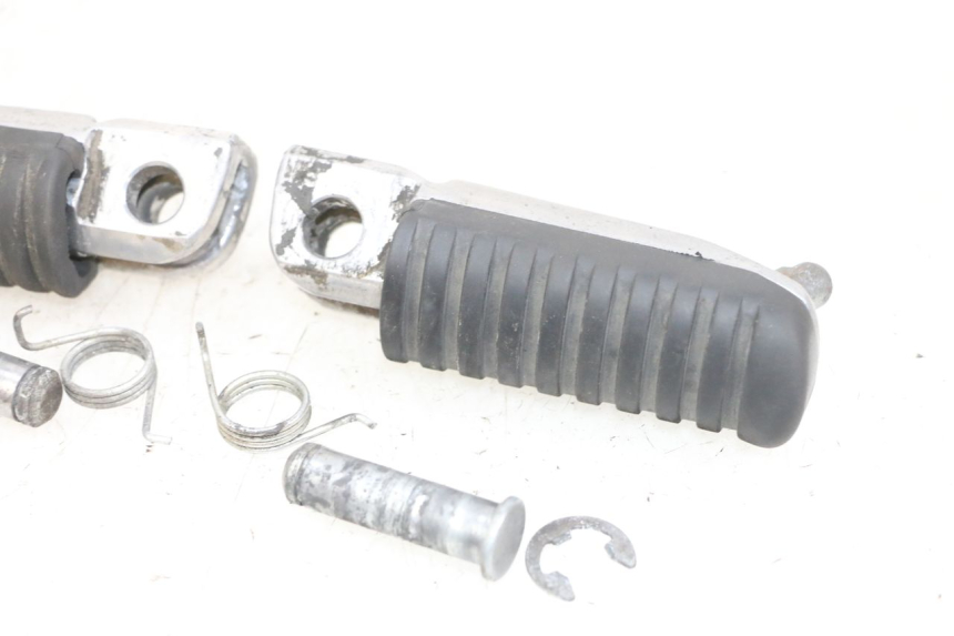 photo de PAR DE APOIO PARA OS PÉS DIANTEIRO KAWASAKI ZR 7 750 (1999 - 2004) - Outro ângulo de visão