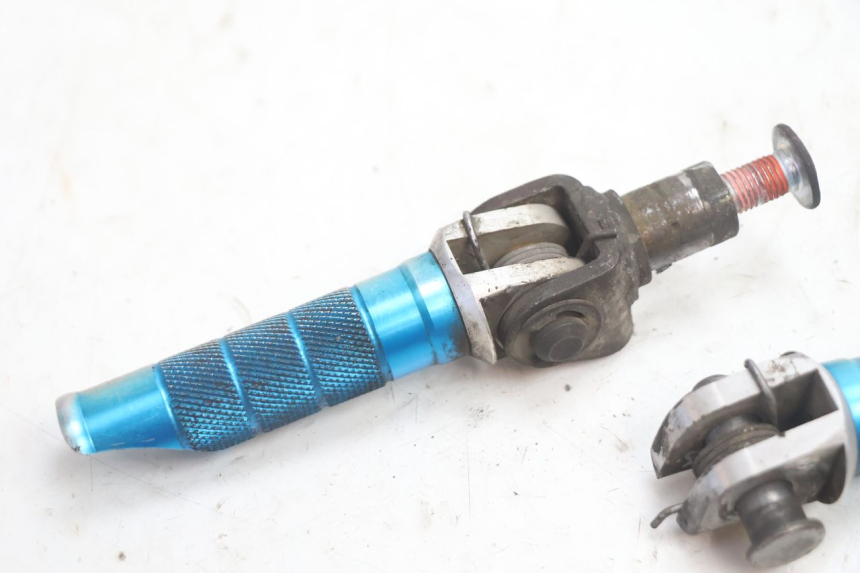 photo de PAR DE APOIO PARA OS PÉS DIANTEIRO KAWASAKI ZX-6R ZX6R 600 (1995 - 1997) - Detalhe da peça